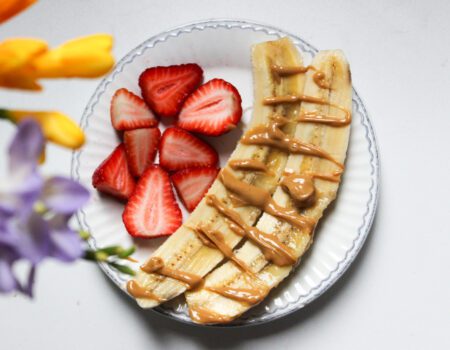 banana con mantequilla de mani y frutillas