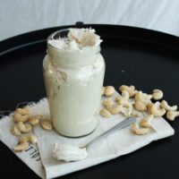 queso de anacardos en un frasco