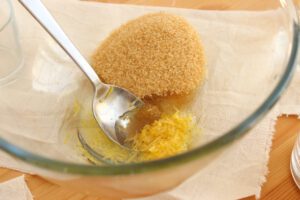 taz&oacute;n con mezcla de az&uacute;car, aceite y piel de lim&oacute;n