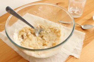 taz&oacute;n con masa para realizar galletas de lim&oacute;n veganas