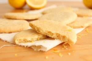 galletas veganas de lim&oacute;n partidas a la mitad