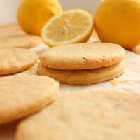 galletas de lim&oacute;n veganas con limon a la mitad