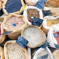 imagen de sacos de tela con legumbres en un mercado. Proteínas vegetales con beneficios