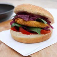 Hamburguesa vegana con tomate y lechuga