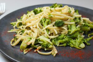 pasta en plato negro