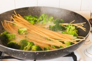 espaguetis en sart&eacute;n