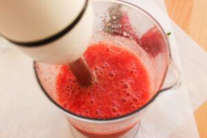 liquido color rojo como si fuera un batido