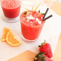 batido de fresas decorado con naranja y coco
