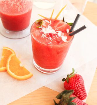 batido de fresas decorado con naranja y coco