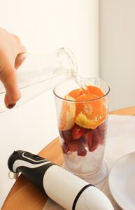 agregar agua a las naranjas y fresas
