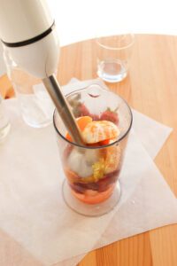 licuando los ingredientes para el batido de fresas