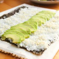 Arroz para sushi con aguacate sobre algas