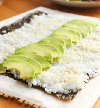 Arroz para sushi con aguacate sobre algas