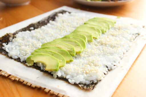 Arroz para sushi con aguacate sobre algas 