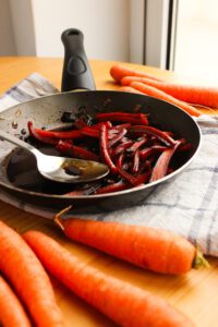 zanahorias en una sart&eacute;n y zanahorias en la mesa