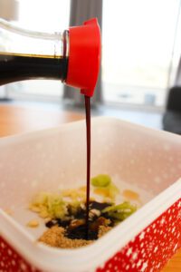 salsa de soja sobre ingredientes de marinado