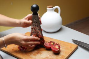 tomate siendo rallado