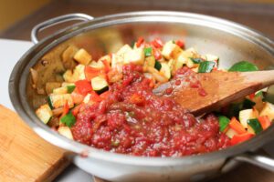 pisto en sartén antes de cocinarlo