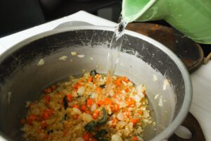 arroz con vegetales en sart&eacute;n
