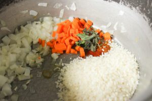 vegetales y arroz en sart&eacute;n